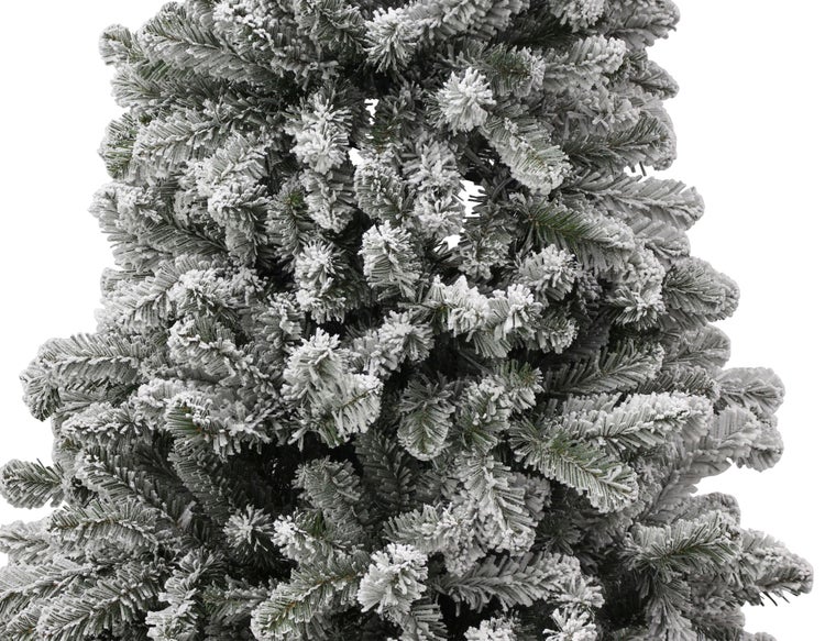 Detailansicht eines kuenstlichen Weihnachtsbaums mit künstlich beschneiten Zweigen und Nadeln.
