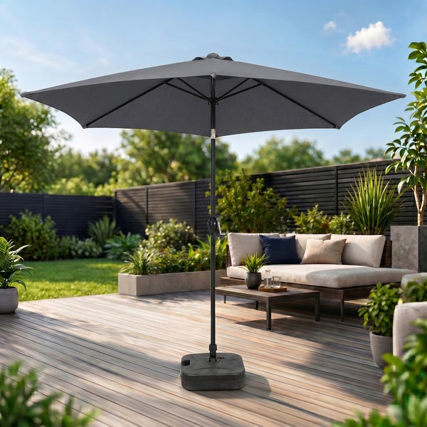 Anthrazitfarbener Gartenschirm auf einer Holzterrasse mit Garten-Loungemöbeln und Pflanzen.