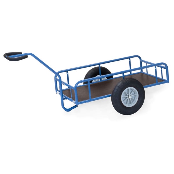 Zweirädriger Handwagen mit blauem Metallrahmen, Griffschutz und hölzerner Ladefläche für den Transport.