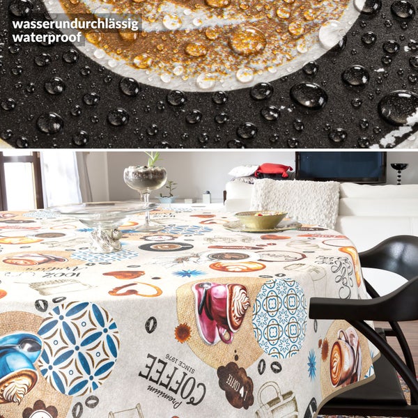 Detailaufnahme einer wasserundurchlässigen Tischdecke mit Kaffeemotiven auf einem gedeckten Tisch.