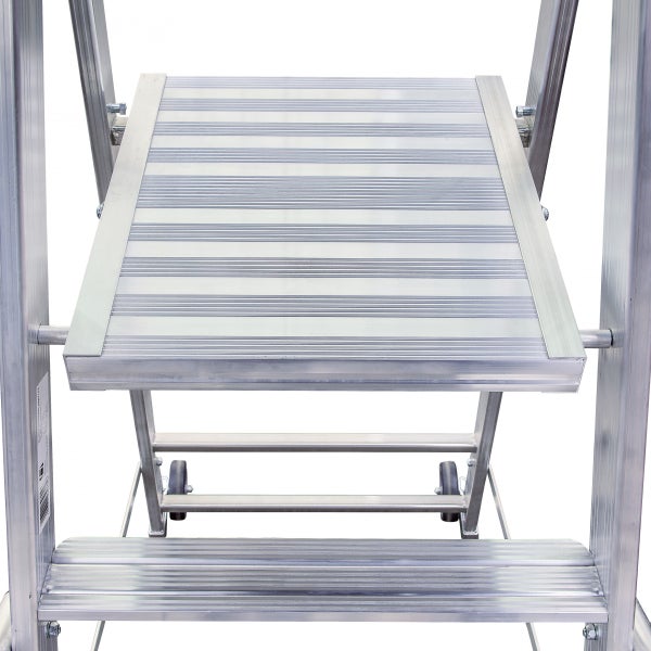 Detailaufnahme einer Aluminium-Arbeitsbühne mit Rollen