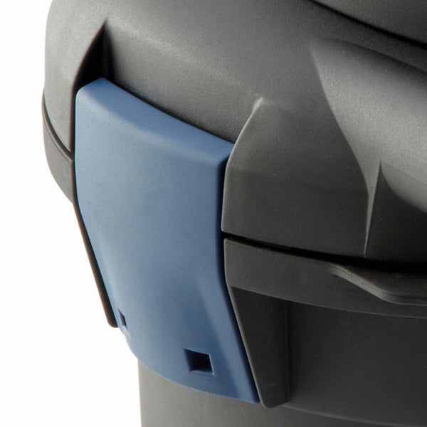 Nahaufnahme eines blauen Verschlussclips aus Kunststoff an einem grauen Gehäuse.