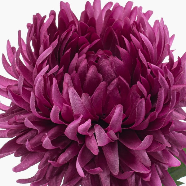 Künstliche Mohnblume mit zwei rosa Blüten, einer Knospe und grünen Blättern.
