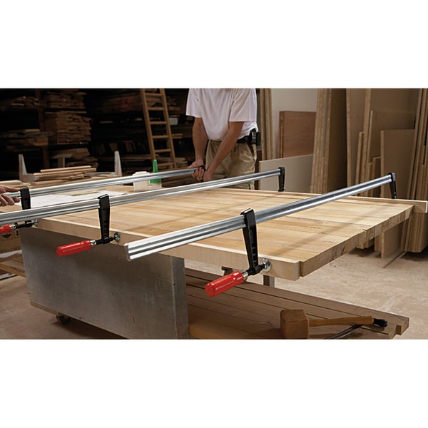 Werkbank mit Holzplatten, die mit Schraubzwingen fixiert werden.