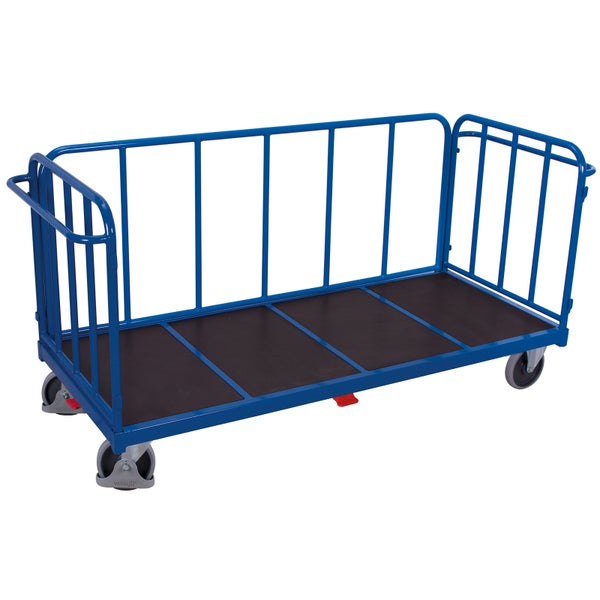 Variofit Plattformwagen mit drei Wänden aus blauem Stahl und einer dunklen Ladefläche aus Holz auf vier Rollen.