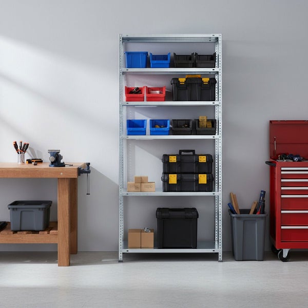 Organisierte Werkstatt mit verzinktem Schwerlastregal, Werkbank aus Holz mit Schraubstock und rotem Werkstattwagen.