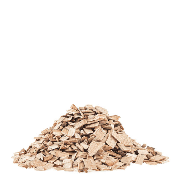 Haufen aus hellbraunen Holzhackschnitzeln aus Naturholz.