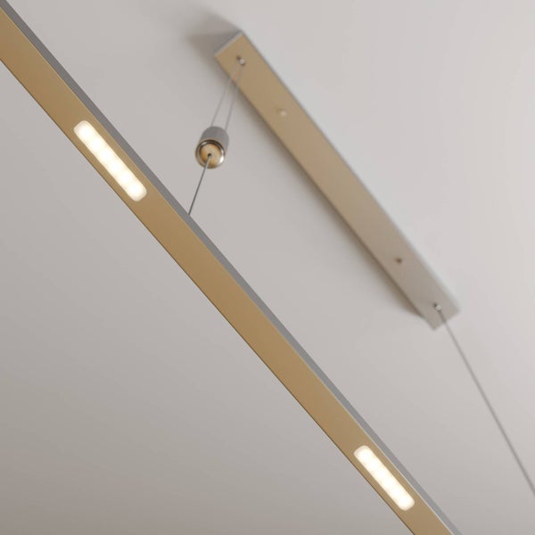 Moderne LED-Pendelleuchte in linearer Form mit integrierten warmweißen Lichtstreifen und Seilaufhängung aus Metall.