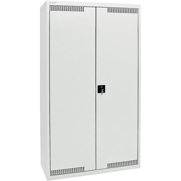 Lichtgrauer Universal-Stahlschrank mit zwei Türen, Belüftungsschlitzen und Zylinderschloss.