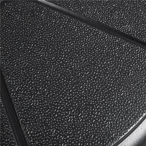 Detailansicht einer strukturierten, rutschfesten Oberfläche aus Kunststoff oder Gummi mit einer körnigen Textur.