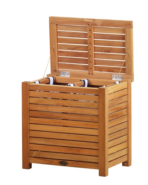 Holzkiste mit offenem Deckel zur Aufbewahrung im Garten