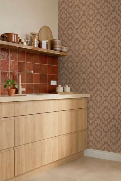 Moderne Küche mit rustikalen Fliesen und einer gemusterten Vliestapete an der Wand über einer hellen Holzfront.