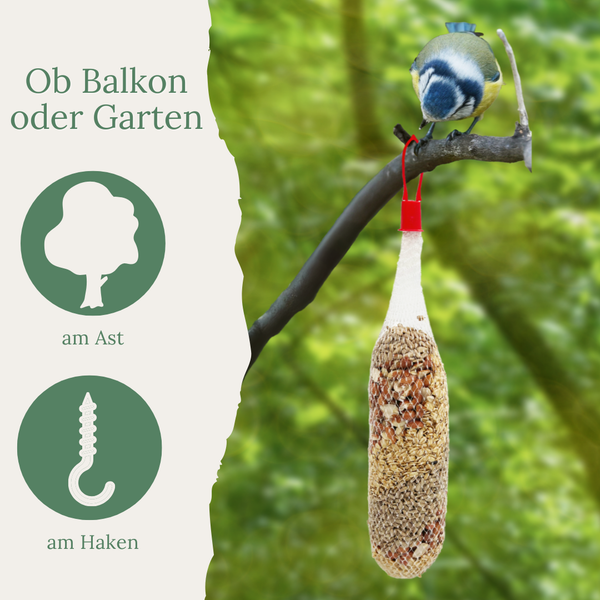 Vogelfuttersack mit Sämereien an einem Ast hängend, Meise auf dem Ast, geeignet für Balkon oder Garten, Montage an Ast oder Haken möglich.