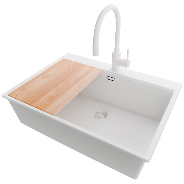 Spüle aus Mineralguss mit Schneidebrett und Armatur