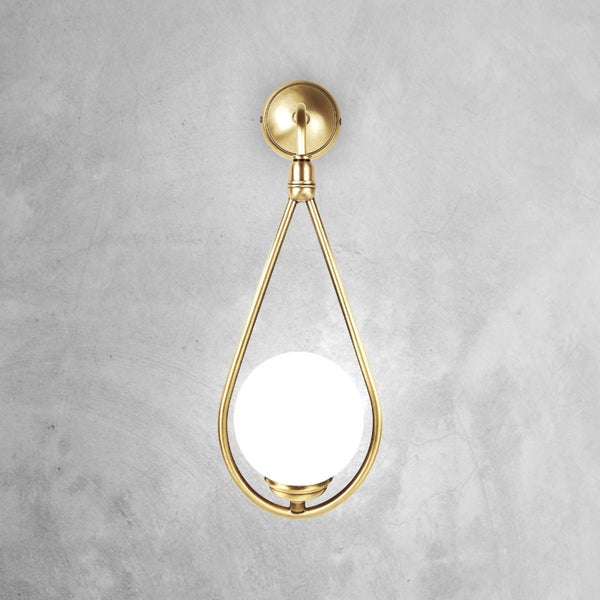 Wandleuchte mit Tropfenform und runder, heller Glaskugel