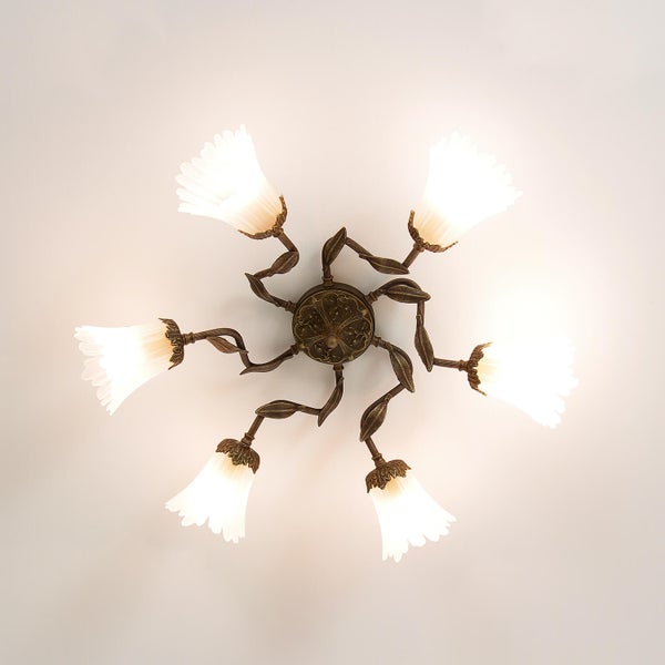 Deckenleuchte mit sechs Lampen und floralem Design