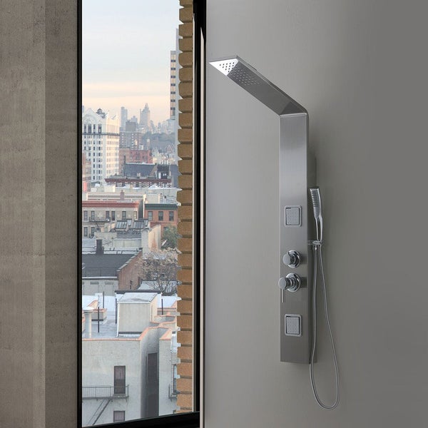 Duschpaneel mit Handbrause und Düsen an einer Wand neben einem Fenster mit Stadtblick.