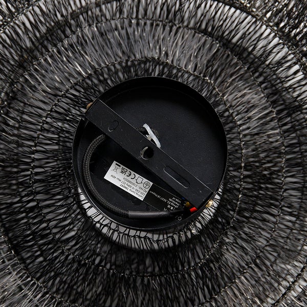 Detailaufnahme der Deckenleuchte mit Drahtschirm.