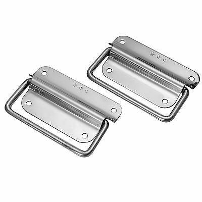 Zwei Möbelgriffe aus Metall