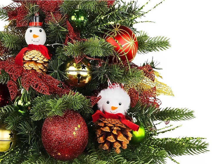 Weihnachtsbaum geschmückt mit Kugeln, Zapfenfiguren als Schneemänner, Glocken und glitzernden Dekoelementen