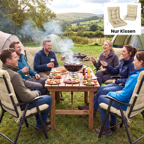 Gepolsterte Hochlehner-Auflagen für Gartenstühle in Gebrauch bei einer Gruppe von Menschen an einem Holztisch auf einem Campingplatz.