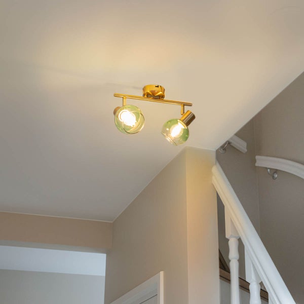 Deckenleuchte mit zwei Strahlern im Wohnraum