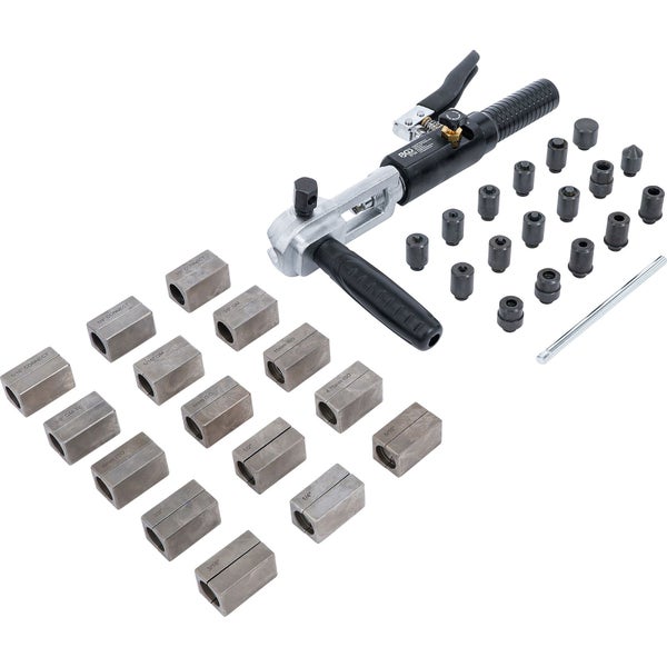 Hydraulisches Bördelgerät Set aus Metall mit verschiedenen Spannbacken und Druckstücken für die Rohrbearbeitung.