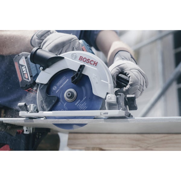 Bosch Akku-Handkreissäge im Einsatz beim Schneiden eines Werkstücks, bedient von einer Person mit Schutzhandschuhen.