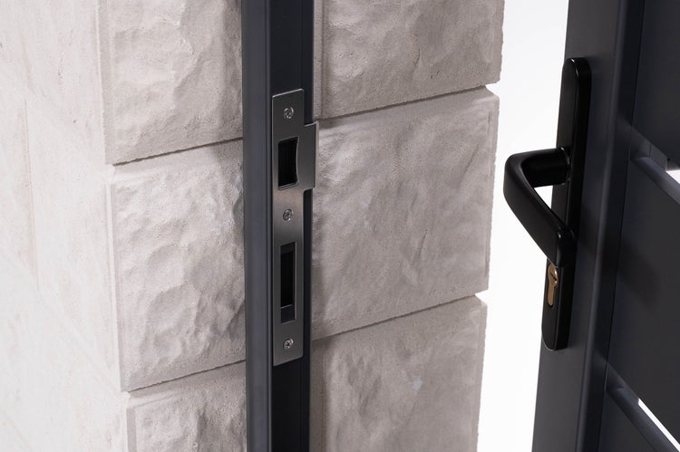 Detailansicht eines Gartentors mit Schloss und Beschlägen