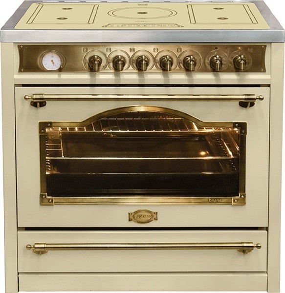 Freistehender Elektroherd im Retro-Design mit Induktionskochfeld und Backofen inklusive analoger Anzeige und massiven Drehreglern.