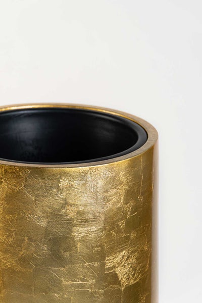 Nahaufnahme eines zylindrischen Pflanzgefäßes mit Goldblatt-Optik und schwarzer Innenseite.
