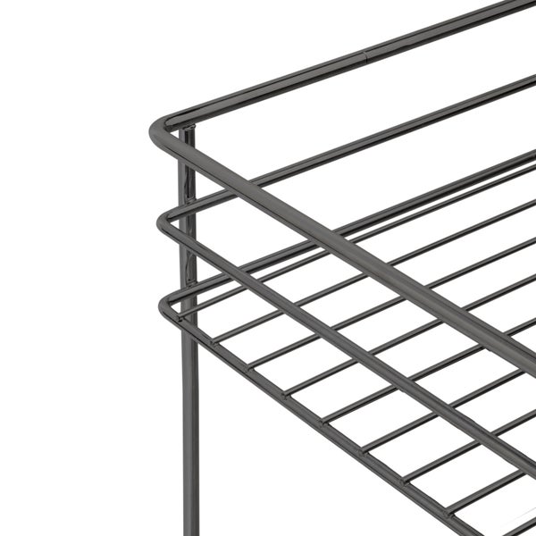 Detailansicht der Ecke eines Drahtkorbs aus Metall mit horizontalen Streben.