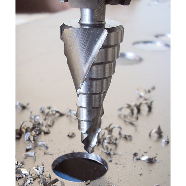 Stufenbohrer beim Bohren eines Lochs in ein Metallblech