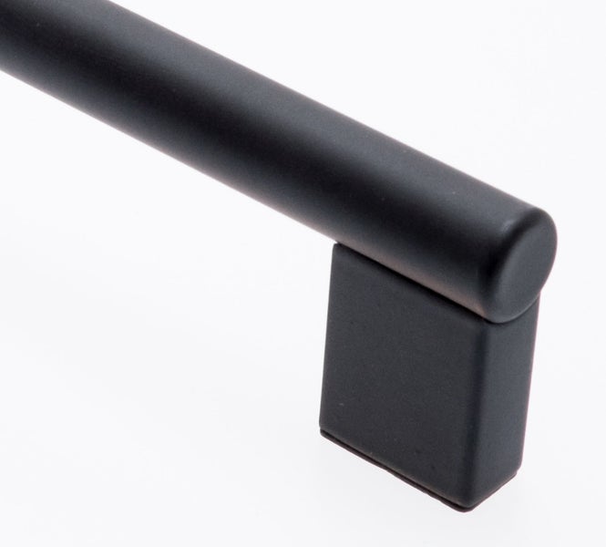 Detailaufnahme einer schwarzen Handtuchstange mit rechteckiger Halterung