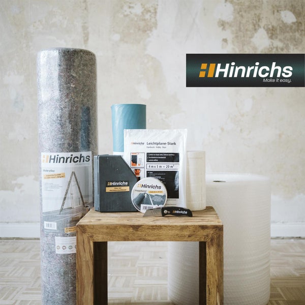 Hinrichs Logo. Renovierungszubehör: Malervlies, Abdeckplane, Kreppband, Sechskantschlüssel und Luftpolsterfolie auf einem Holzhocker.