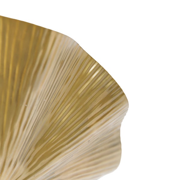 Nahaufnahme einer Wanddekoration in Form eines Blattes mit Reliefstruktur.