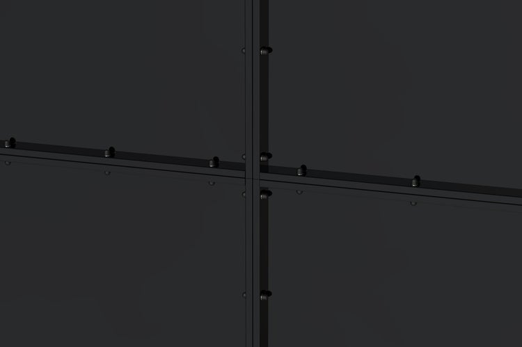 Detailansicht eines schwarzen Sichtschutzzauns mit sichtbaren Befestigungselementen und modularem Aufbau.