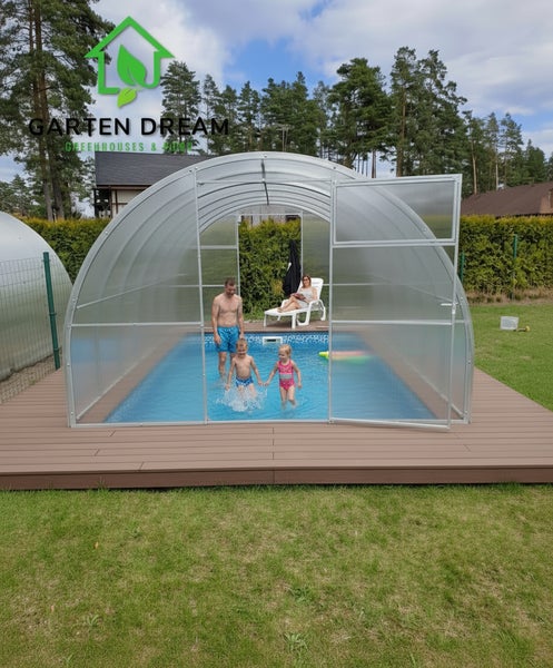 Schwimmbadüberdachung mit Familie im Garten