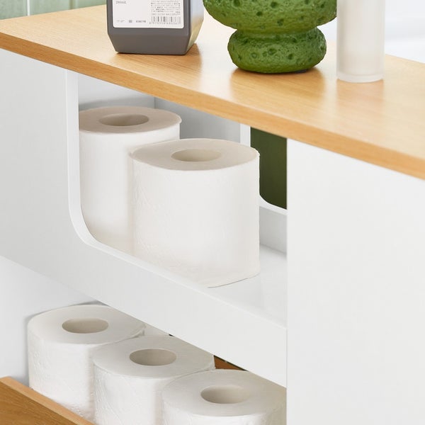 Toilettenpapier in weißem Badezimmerschrank mit Holzablage