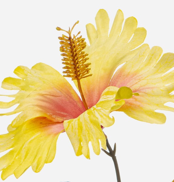 Künstliche Hibiskus Blüte gelb mit markantem Blütenstempel, Detailansicht einer Kunstblume.