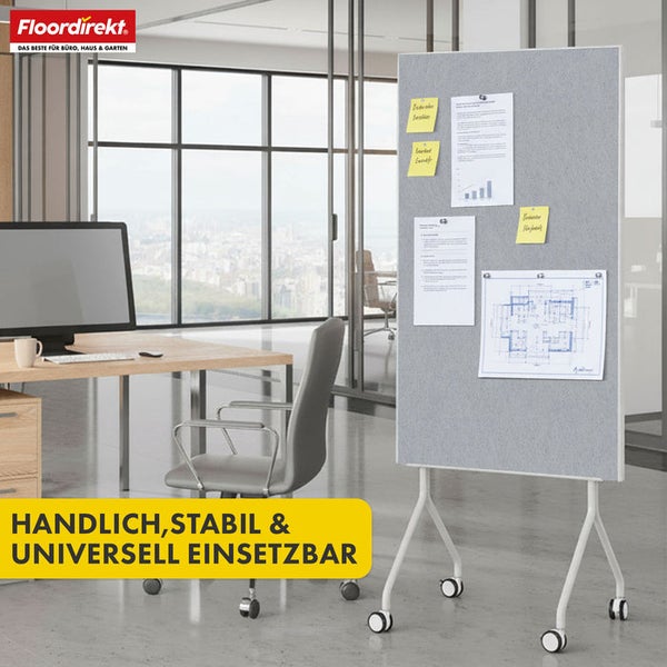 Mobiles Whiteboard mit Rollen und angehefteten Notizen in einem Büro