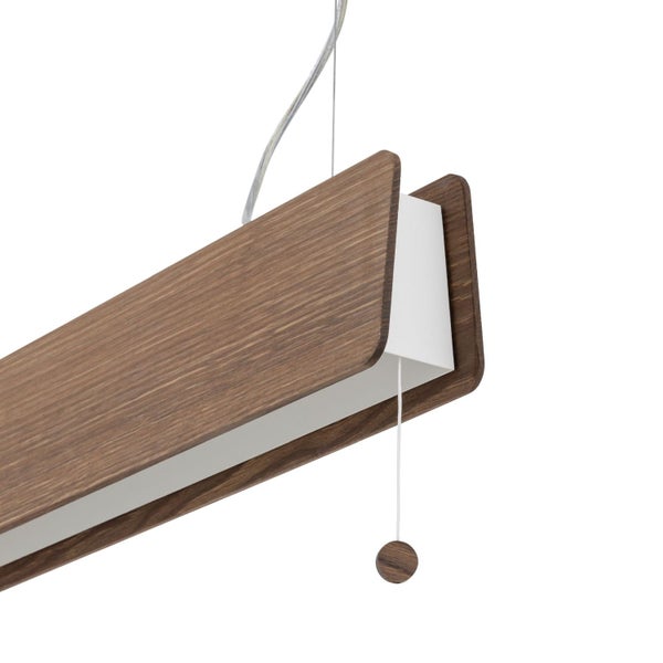 Lineare Pendelleuchte aus Holz mit weißem Diffusor und einem Zugschalter.