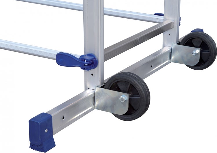 Detailansicht einer fahrbaren Gerüstleiter mit Rollen.