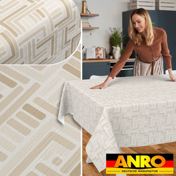 Tischdecke mit geometrischem Labyrinth-Muster auf einem Tisch in einer hellen Küche. Detailansicht des Materials. ANRO Deutsche Manufaktur Logo.