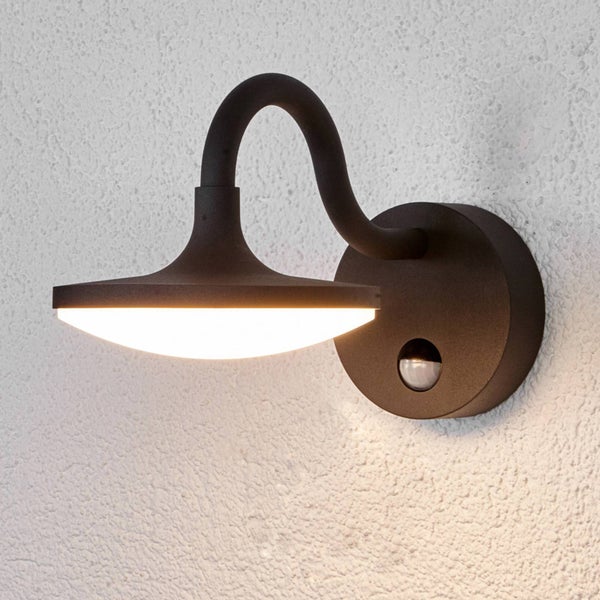 Moderne anthrazitfarbene Außenwandleuchte mit Bewegungsmelder, LED, bogenförmigem Arm und flachem Schirm.