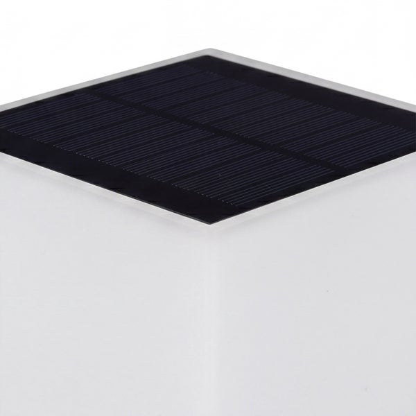 Quadratische Solarleuchte mit integriertem Solarmodul auf der Oberseite
