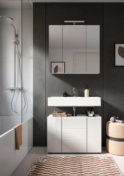 Modernes Badezimmer mit weißem Waschtischunterschrank, Waschbecken, Spiegelschrank mit Beleuchtung und Dusche mit Glastrennwand.