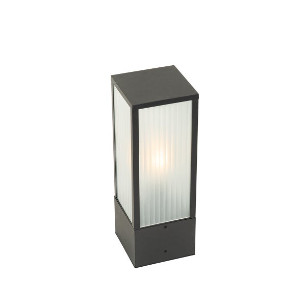 Moderne rechteckige Sockelleuchte für den Außenbereich aus schwarzem Metall mit geriffeltem Glas.