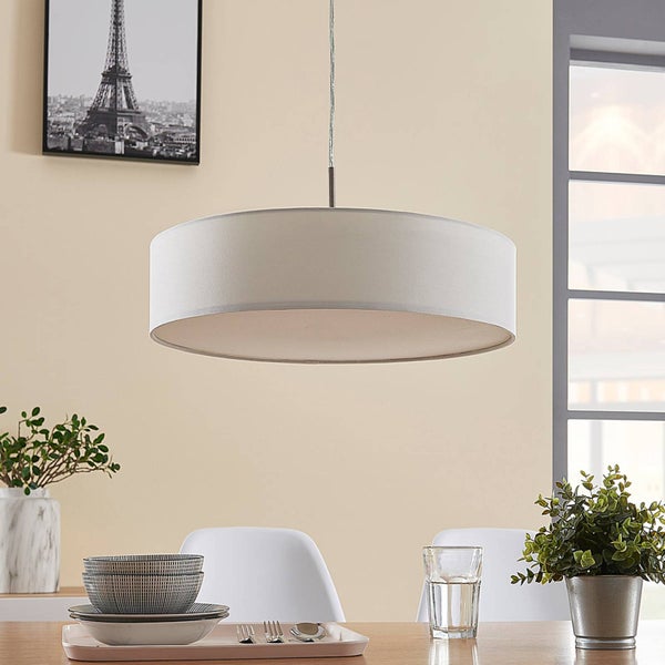 Pendelleuchte mit flachem, zylindrischem Stoffschirm und Metallaufhängung.
