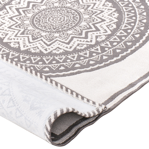 Grauer Outdoor-Teppich mit weißem Mandala-Muster, gewebte Textur.